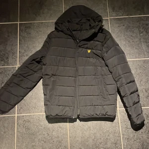 Lyle and scott jacka  - Säljer en Lyle and Scott jacka som Jag inte använder. Väldigt bra skick, inga defekter. 