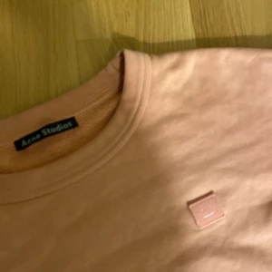 Acne studios sweatshirt - Acne studios crewneck sweatshirt.  Nypris 2000:-. Finns 3 nästan osynliga fläckar.