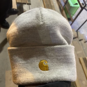Fin carhartt beanie - Hej hej, säljer en gammal Carhartt beanie som inte använda längre, den är lite smutsig men fixas med en tur i tvättmaskinen. Jag kan tänka mig att sälja den rätt billigt så kom med bud, äkta såklart, skicka dm om ni har frågor