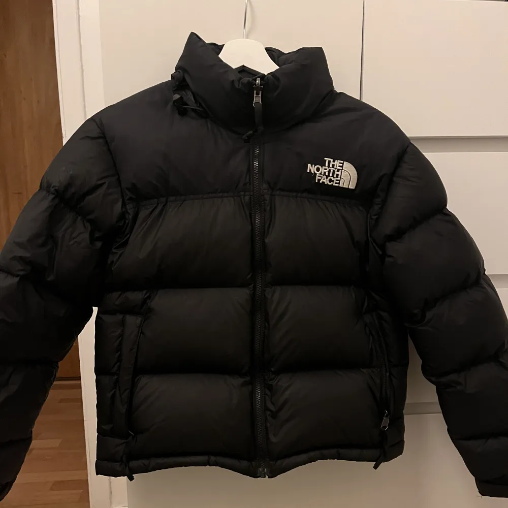 Säljer min 1996 Retro Neptuse Jacket W från north face. Säljer på grund av att den inte längre kommer till användning då jag har en annan jacka. Köptes förra vintern och är använd sparsamt så är i superfint skick! 💞 . Jackor.