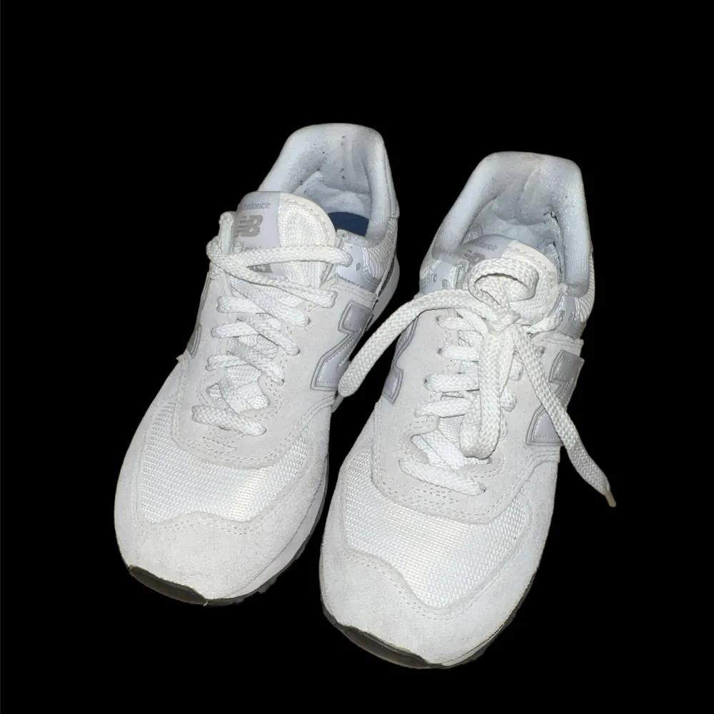 New balance sneakers i modellen vit/beiga ”574”. Storlek 40. Använda fåtal gånger och köpta för 1300.  Skriv vid eventuella frågor eller fler bilder❤️. Skor.