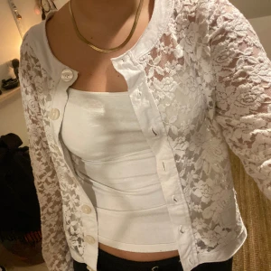 Spetskofta - En supercool kofta av spets 