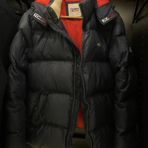 Tommy Hilfiger vinterjacka - Snygg Tommy Hilfiger Jeans jacka. Inga märken på användning förutom den vita delen av kragen som inte är helt kritvit längre.