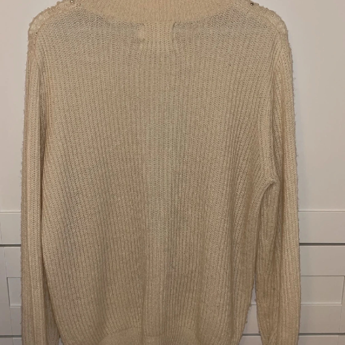 Stickad tröja med detaljer  - 90