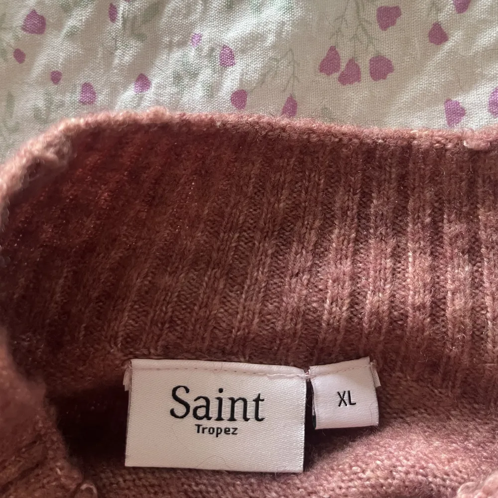 Härlig rosa stickad tröja som inte kommer till användning.   Den är vid i armarna och halv hög i kragen. Skulle säga att den inte är är så stor i storleken, den är mer som en L   Köparen står för frakten🌷. Stickat.