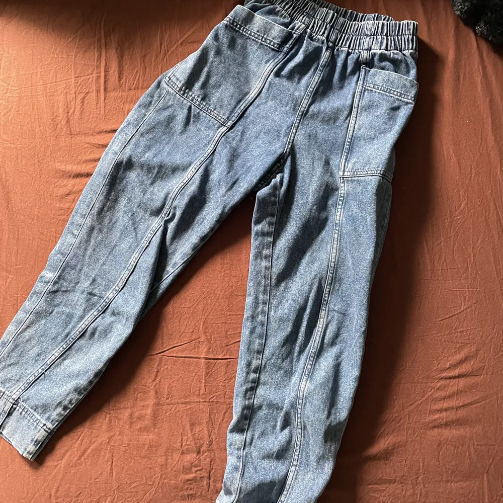 Coola jeans köpta på weekday, ser ganska ljusa ut på bilden men är mörkblå i verkligheten . Jeans & Byxor.