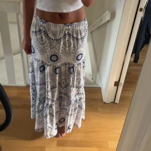 Långkjol - Skit fin långkjol som passar längden på nån mellan 165-172. Lite tajt i midjan på mig så säljer😢 300 kr + frakt 