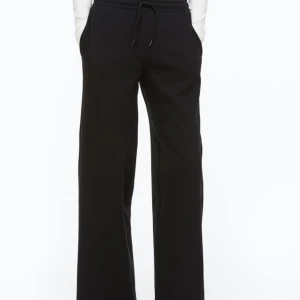 Raka mjukisbyxor  - Väldigt sköna mjukisbyxor. Säljer för jag har två par. Inte använd så många gånger. Lite bredare en vad som synd på bilden på modellen. Hitta inte den riktiga bilden från byxorna men det är samma byxor bara utan snöre. 🩷 storlek S 150kr+frakt 