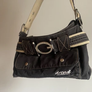 Y2K väska - Min mammas gamla väska från sent 90-tal! Är inte i perfekt skick eftersom den är lite gammal, men inget i väskan som kommer gå sönder. Priset kan förhandlas vid snabb affär!