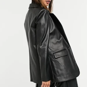 Vero Moda leather blazer - Oversized jacka/kavaj i fejkläder från Vero Moda. Modell vmpaulina, numera vmolympia. Enda som skiljer är utseendet på knappen som ni kan se på sista bilden. Mycket sparsamt använd, inga slitningar. Bär normalt storlek S/M men har denna för oversized fit 