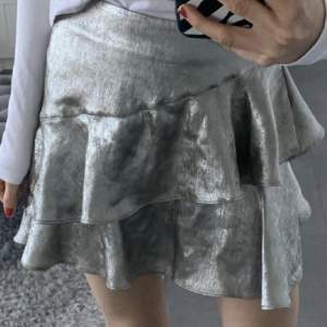 Super fin kjol från zara!! köpt här på Plick men den va förliten för mig😫 nyskick, pris är diskuterbart!! Lånad bild