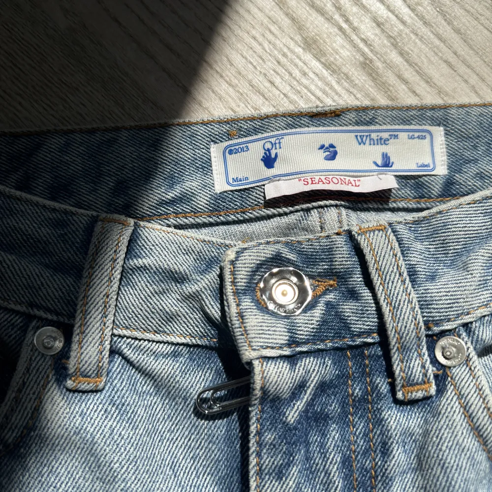 Nya OFF WHITE denim logo print jeans. Jeans & Byxor.