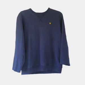 Lyle&scott crewneck tröja - Ärmarna avklippta längst ner.