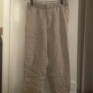 Beige linnebyxor - Sköna linnebyxor i regular fit passar på storlek M. En sömn som behöver förstärkas se bild 3.