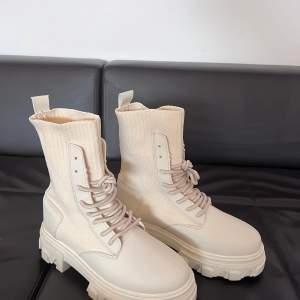 !ALDRIG ANVÄNDA! Ljusa/cremevita ”chunky lace up boots” från NLY By Nelly.com Strl 37  Kan mötas upp i Stockholmsområdet alt.posta (köpare står för frakt)😇