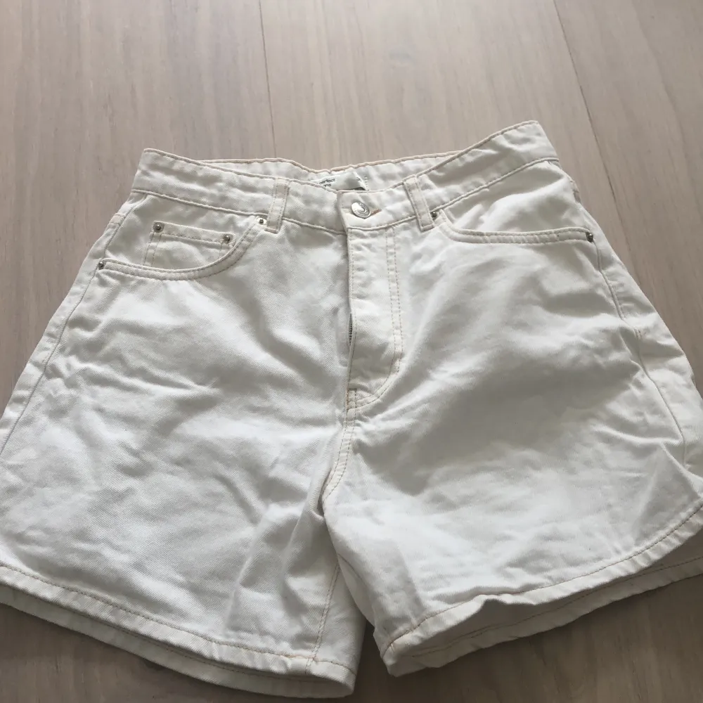 Vita jeans shorts, använda 1-2 gånger och bar skick. Shorts.