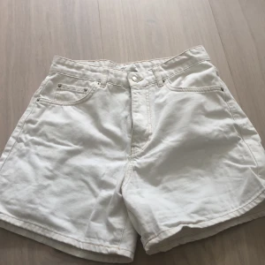 Jeans shorts vita - Vita jeans shorts, använda 1-2 gånger och bar skick