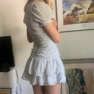 Supersöt sommarklänning - Säljer min superfina klänning med små blommor! Den stängs med dragkedja i sidan, har klippt bort lapparna men skulle säga att det är en xs/s💞