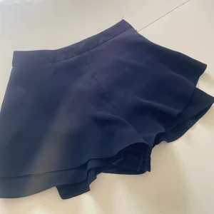 Shorts - Finare shorts med dragkedja på sidan, aldrig använda!