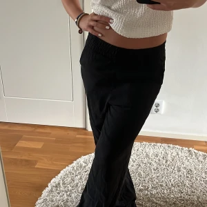 Linnebyxor - Svarta linnebyxor från HM, jättesköna och perfekta för sommaren. Lappen är bortklippt men bör vara storlek S! Passar mig som har S i de flesta plagg. Kan vikas ner vilket gör de lågmidjade. Använd fåtal gånger så i väldigt bra skick!!