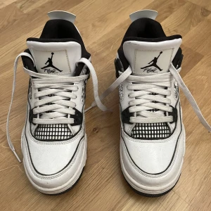 Jordan 4 - Säljer mina Jordan 4 DIY. De är använda fåtal gånger och är därför i ett bra skick. Köpta på restocks (just nu är nypris för stl. 38 8730kr)  Det går bra att kontakta mig för fler bilder eller frågor, priset kan möjligtvis diskuteras🤍