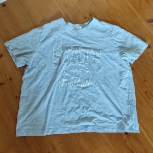 Grå state football tröja  - Grå state football tröja med inga skador! Hyfsat ny också och passar perfekt och är jättebekväm!