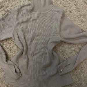 Grå turtleneck tröja - En grå turtleneck som formar sig efter kroppen 😊 vet inte vilken storlek då lappen är borta men jag skulle gissa på en  xs-s 😊skriv vid fler frågor 
