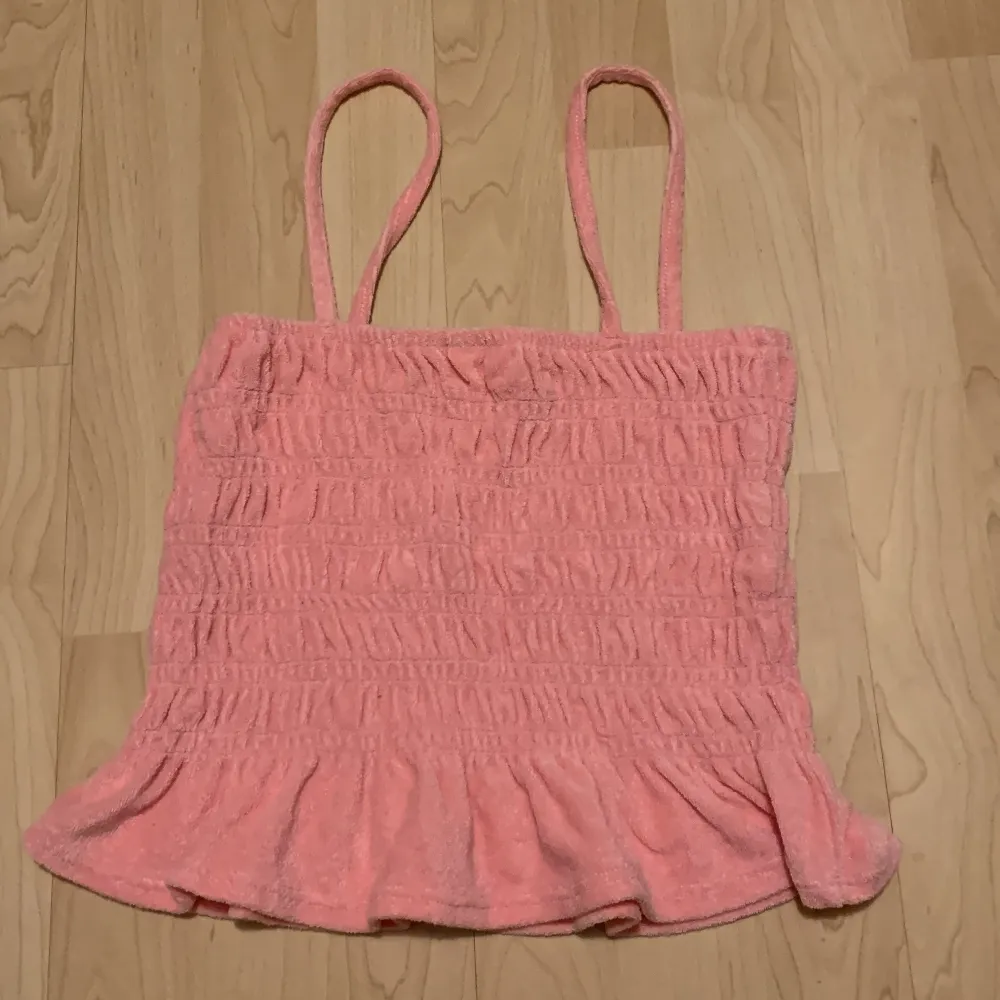 En rosa topp/linne perfekt till sommaren. I ett fint frotté material. Säljer för den inte har kommit till användning. Den är i superbra skick då den har blivit använd 1-2 gånger.. Toppar.