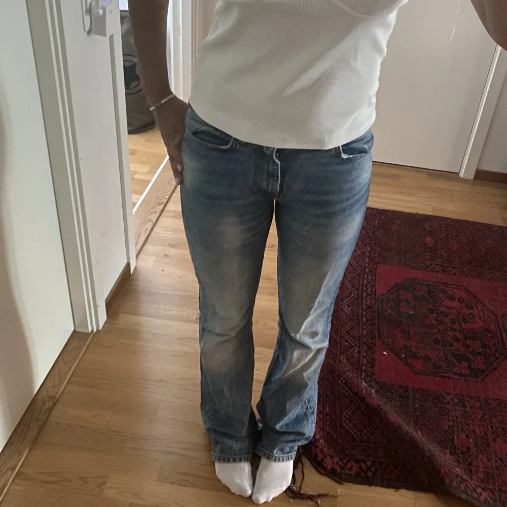 Ett par blåa zara bootcut jeans midwaist/lågmidjat💕💕 (första bilden är inte jeansen men liknande). Jeans & Byxor.