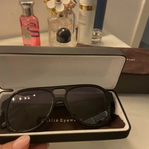 Corlineyewear solglasögon - Corlin Eyewear solglasogön som är väldigt sparsamt andvända, köptes sommaren 2022. Fodral och box ingår😊😊