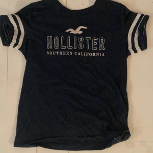 Hollister tskirt  - Söt och mycket skön tskirt från hollister. 