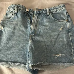 Detta är ett par jeans shorts med stolek 164 och har and vänts ca 2-5 gg 