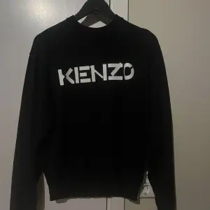 Säljer min killes kenzo tröja i storlek S. Den är knappt använd och är i mycket bra skick. Självklart äkta. Nypris: ca 3 300kr Säljer för: 1000kr