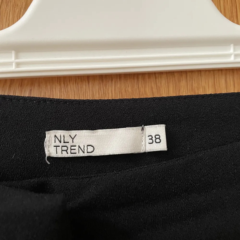 Säljer dessa svarta kostymbyxor från NLY trend då de inte kommer till användning längre. Hör av dig om eventuella frågor 🩷 (Köparen står för eventuell frakt). Jeans & Byxor.