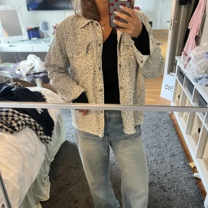 Leopard jacka - Säljer denna jacka/skjorta i leopard från zara. 