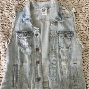 Jeans väst - As ball jeans väst med slitningar, perfekt till sommaren!!! Super fin färg och passar verkligen till allt! 