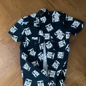 Dickies x obey - Collab mellan dickies och obey. Bra skicka använde typ två gånger 10/10 storlek m priset kan diskuteras 
