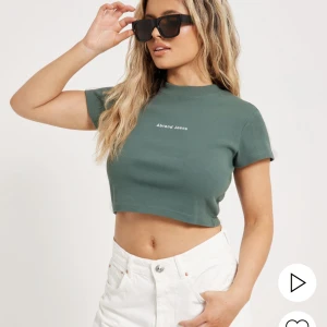 Croptop  - Croppad topp från lyxiga märket abrand jeans. Köpt för 399kr, sparsamt använd. 