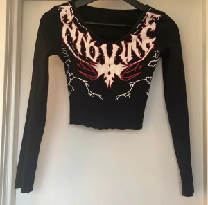 Topp - En cool långärmad topp. Väll använd och har ett litet hål nere vid vänstra sidan vis sömnen. Syns knappt men kan enkelt fixas med lite nål och tråd💕Orginalpris: ≈300kr