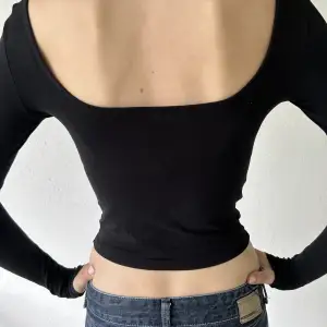 Så fin långärmad tröja med öppen rygg (kan användas åt båda håll!) med långa ärmar❤️