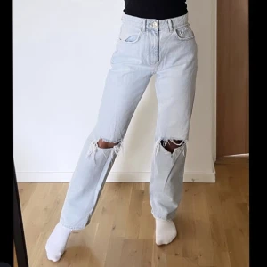 Mom jeans - Högmidjade mom jeans, raka vida ben. Använda enstaka gånger och köpta från ginatricot i sommras. Köpta för 499:-