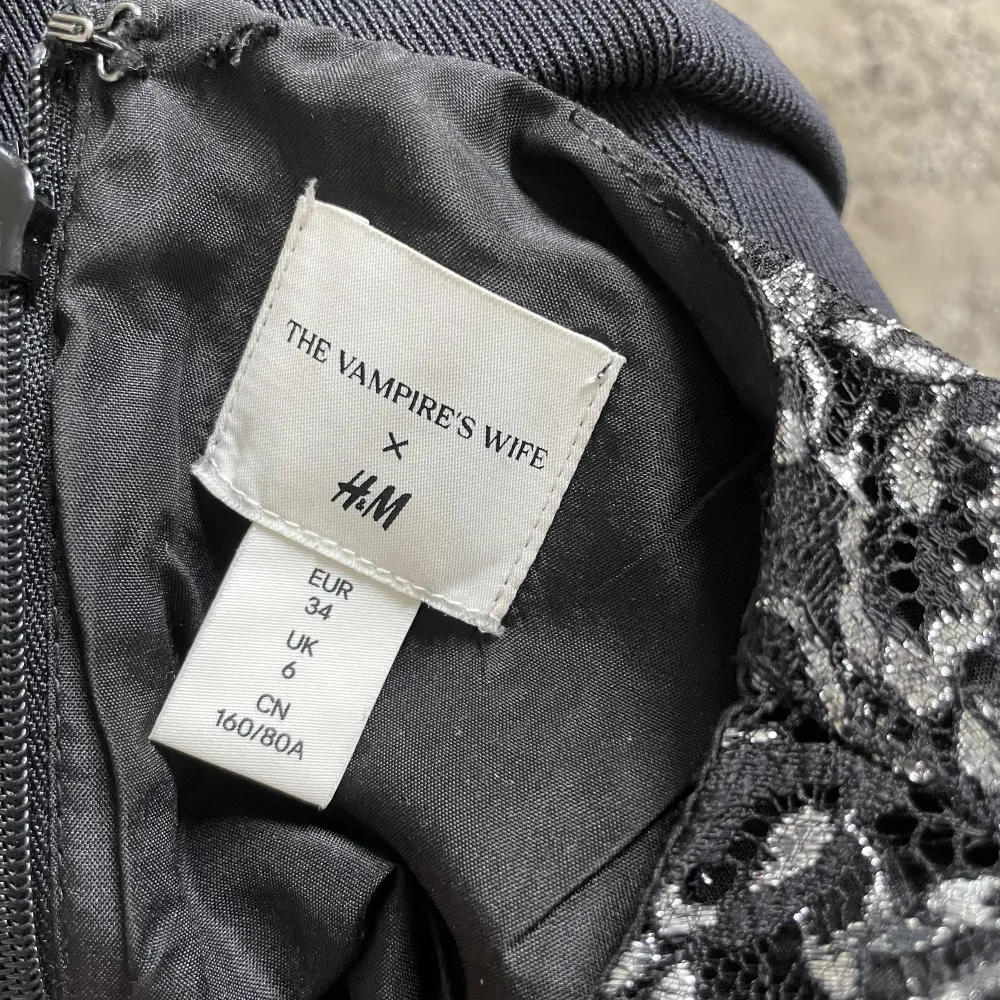 Klänning (strl 34) från vampires wife’s collab med h&m. Sitter fint då den har små axelvaddar + band att knyta i ryggen.  Använd en gång, inget slitage. Klänningar.