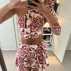 Coolt set från zara - Såååå himla coolt set ❤️ Med kjol och one shoulder top!  Använt ett fåtal gånger !!! Går att köpa separat också❤️