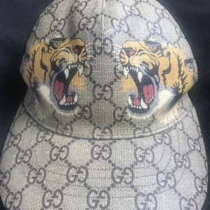 Gucci keps Lion, äkta såklart - Äkta keps, kom pm för fler bilder eller frågor. Säljer för används ej. Kvalitet 9/10.