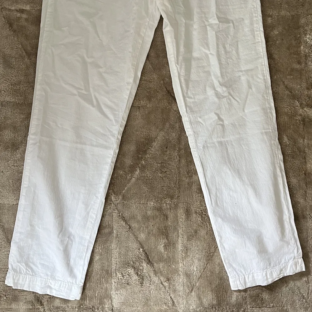 Vita linnebyxor som aldrig är använda med snygga fickor. . Jeans & Byxor.