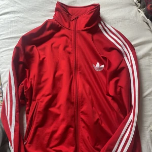 Röd adidaströja - Stor röd adidaströja i gott skick