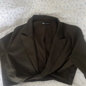 Kavaj - En croppad kavaj från Zara. Långärmad, kavajen går en liten bit nedanför brösten. Skicka om ni vill ha fler bilder. 