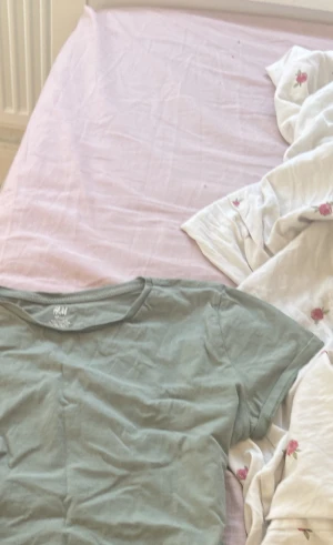 Grön T-shirt  - Grön T-shirt luftig aldrig använd perfekt till sommaren och hösten!