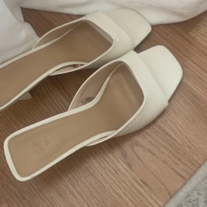 Mules - Säljer mina helt oanvända klackar då jag tyvärr köpte fel storlek. Supersköna att gå i och rätt liten klack💕