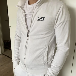 Ea7 tröja - Säljer även en fin vit Ea7 tröja med zip i strlk Xs passar S💕☺️bara hänger i garderoben!